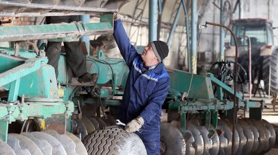 Лельчицкий агросервис готовит сельхозтехнику к весенним полевым работам