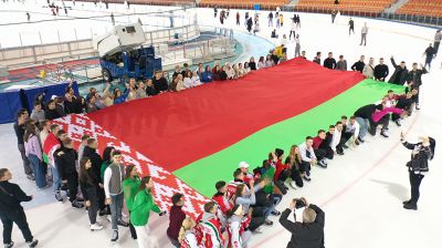 Молодежь БРСМ на ледовой арене Минска развернула 12-метровый госфлаг