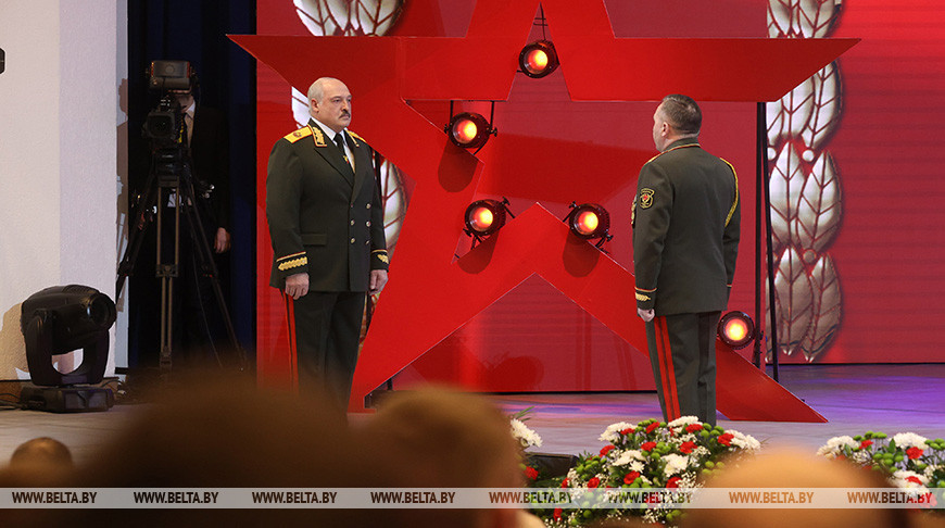Лукашенко принял участие в торжественном собрании в честь Дня защитников Отечества