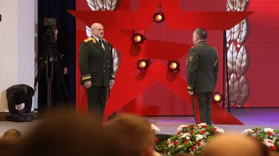 Лукашенко принял участие в торжественном собрании в честь Дня защитников Отечества