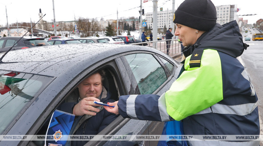 Сотрудницы ГАИ в Витебске поздравили мужчин-водителей с Днем защитников Отечества