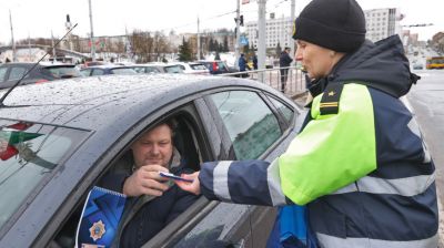 Сотрудницы ГАИ в Витебске поздравили мужчин-водителей с Днем защитников Отечества