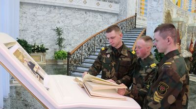 Военнослужащие 120-й мехбригады и представители Военной академии посетили Дворец Независимости