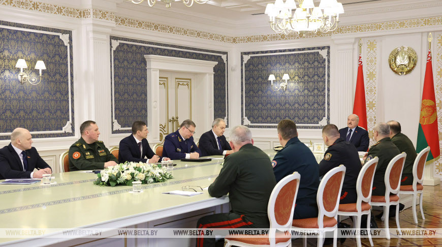 Лукашенко собрал совещание с военными