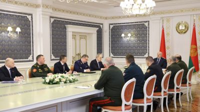 Лукашенко собрал совещание с военными