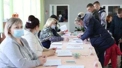 Голосование на референдуме в городском поселке Плещеницы