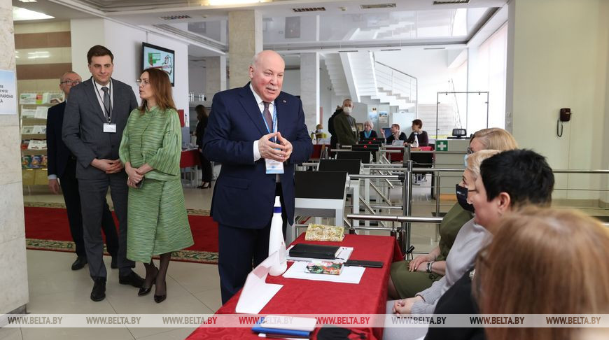 Мезенцев посетил участок для голосования в Минске