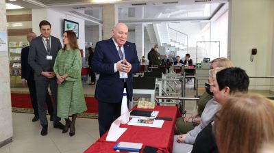 Мезенцев посетил участок для голосования в Минске