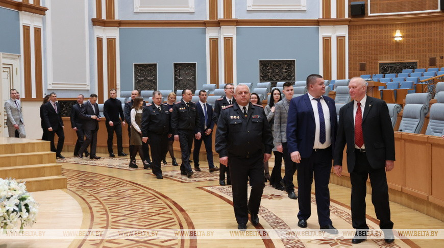 Сотрудники МВД побывали на экскурсии во Дворце Независимости