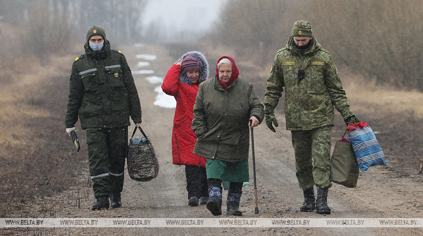 Граждане Украины переходят границу в пункте упрощенного пропуска "Андреевка"