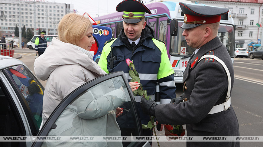 В Витебске ГАИ поздравила женщин-водителей накануне праздника