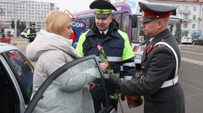 В Витебске ГАИ поздравила женщин-водителей накануне праздника