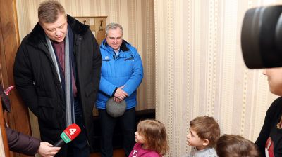 Рогащук навестил семью из Украины в санатории в Гомельском районе