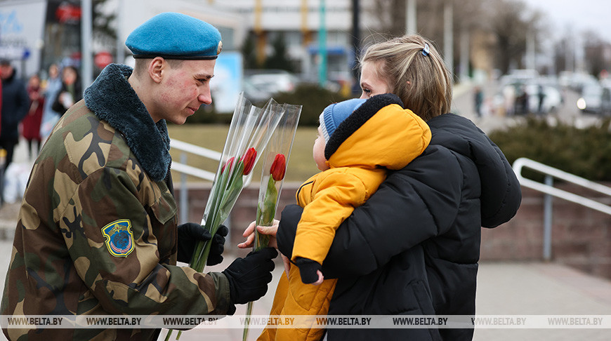 Брестские военнослужащие поздравили женщин с 8 Марта