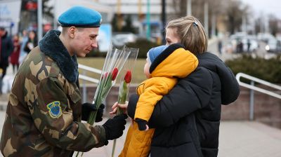 Брестские военнослужащие поздравили женщин с 8 Марта
