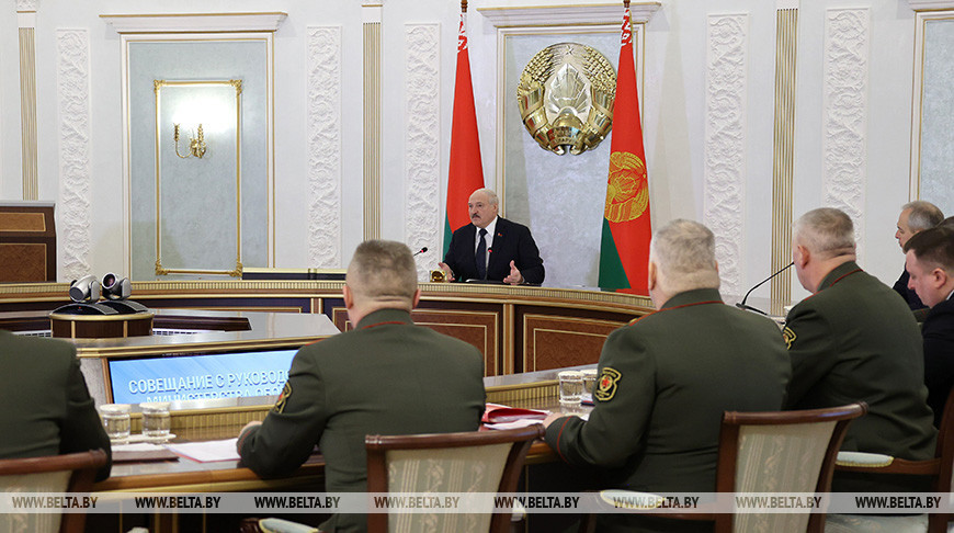 Лукашенко собрал совещание с руководством Минобороны