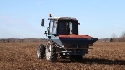 На полях Могилевского района вносят удобрения