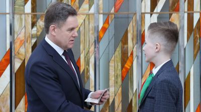 Петришенко вручил паспорта юным гражданам Беларуси