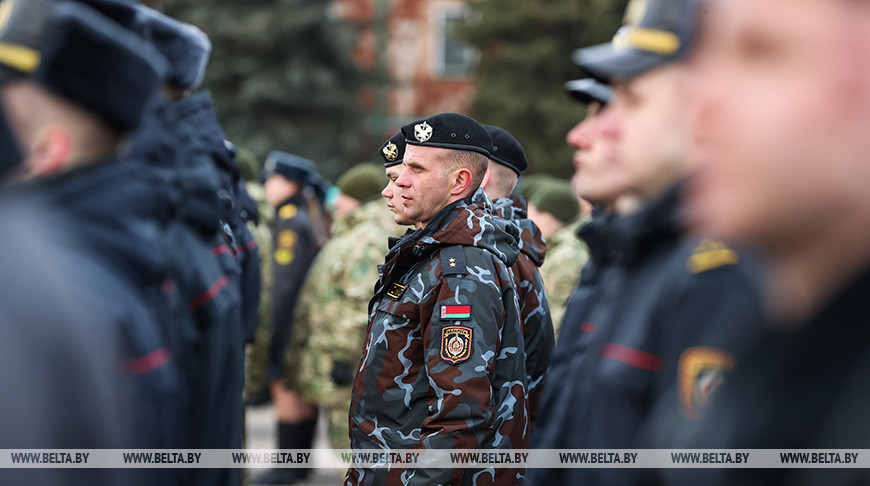 Милиционеры со всей Беларуси возложили цветы к Вечному огню в Брестской крепости