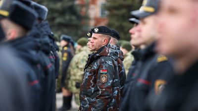 Милиционеры со всей Беларуси возложили цветы к Вечному огню в Брестской крепости