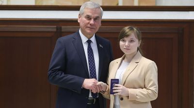 Андрейченко вручил паспорта юным гражданам Беларуси