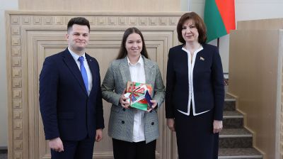 Кочанова вручила паспорта юным гражданам Беларуси