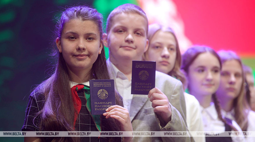 40 юношей и девушек получили паспорта в Гродненской филармонии