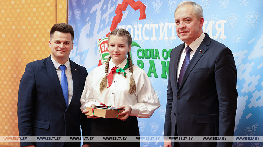 Сергеенко вручил паспорта в Национальной библиотеке Беларуси