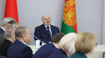 Лукашенко провел совещание по вопросам развития агропромышленных объединений Витебской области