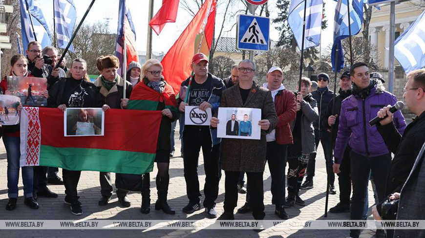 В Минске у здания посольства Украины прошла акция против политики НАТО