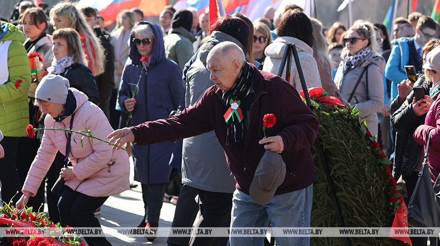 Церемония возложения цветов проходит в мемориальном комплексе "Хатынь"