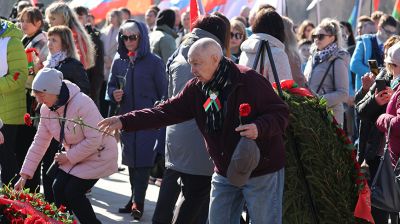 Церемония возложения цветов проходит в мемориальном комплексе "Хатынь"