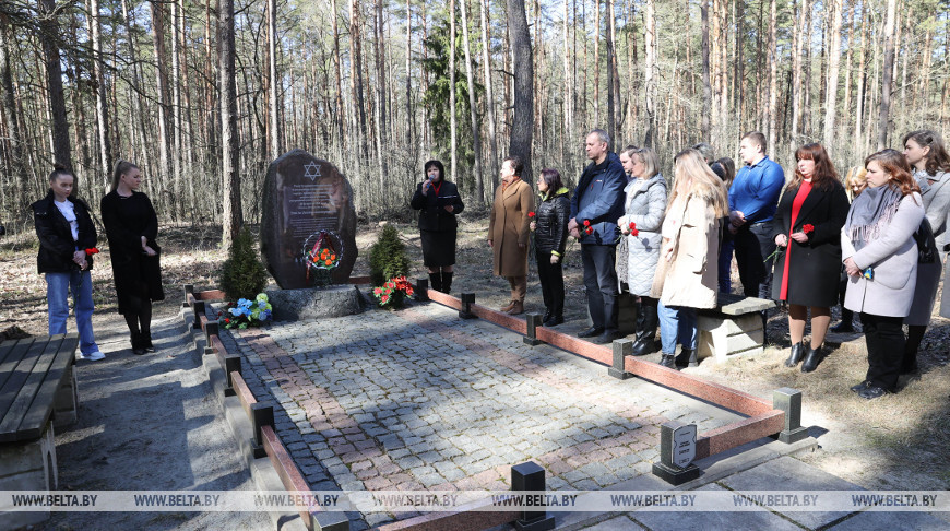 Участники автопробега возложили цветы к захоронению в Светлогорском районе