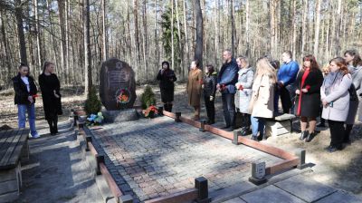 Участники автопробега возложили цветы к захоронению в Светлогорском районе