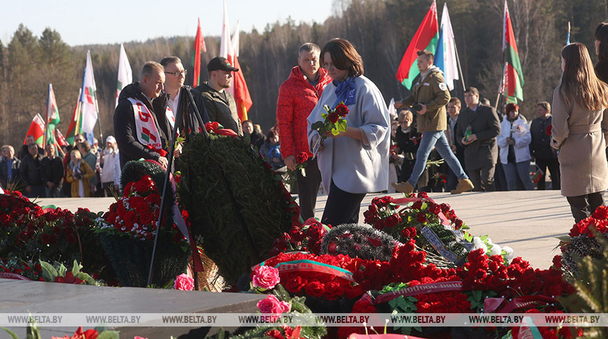 Участники автопробега "За единую Беларусь" возложили цветы в Хатыни
