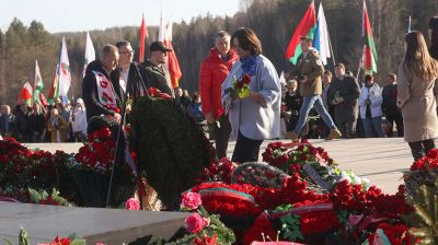 Участники автопробега "За единую Беларусь" возложили цветы в Хатыни