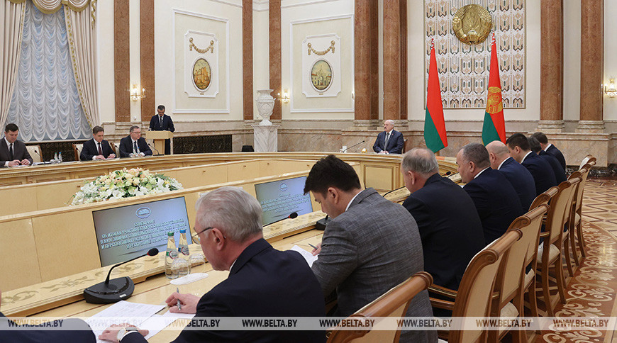 Лукашенко собрал совещание по итогам зимней Олимпиады