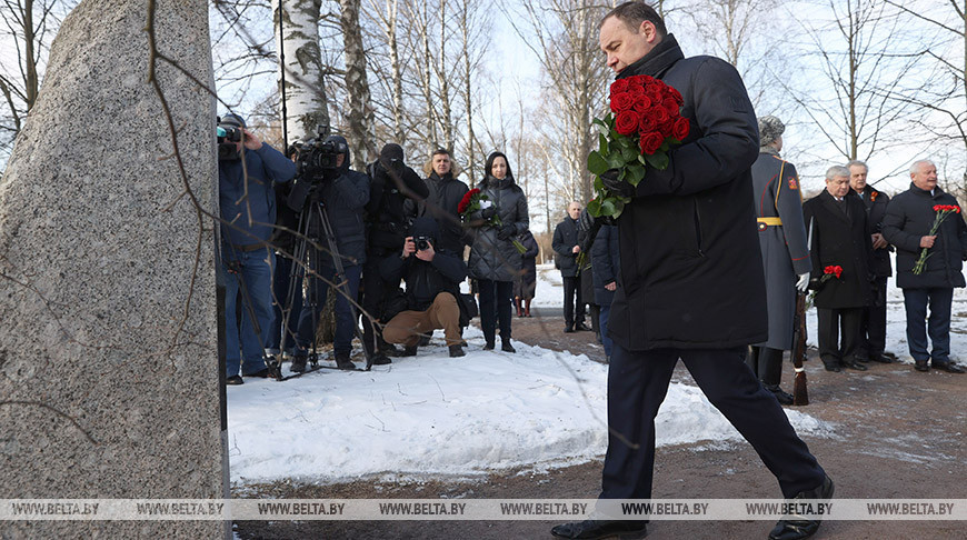 Головченко возложил цветы к монументу "Мать-Родина" и почтил память белорусов-защитников Ленинграда