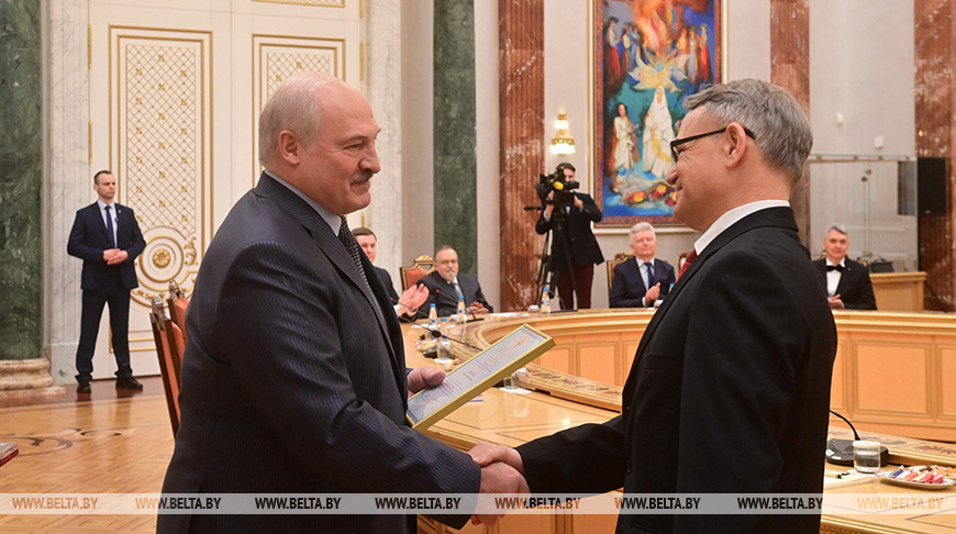 Лукашенко вручил премии Союзного государства в области науки и техники