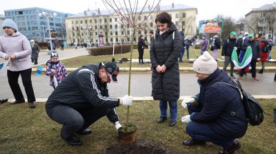 Пиневич принял участие в посадке деревьев в Комаровском сквере