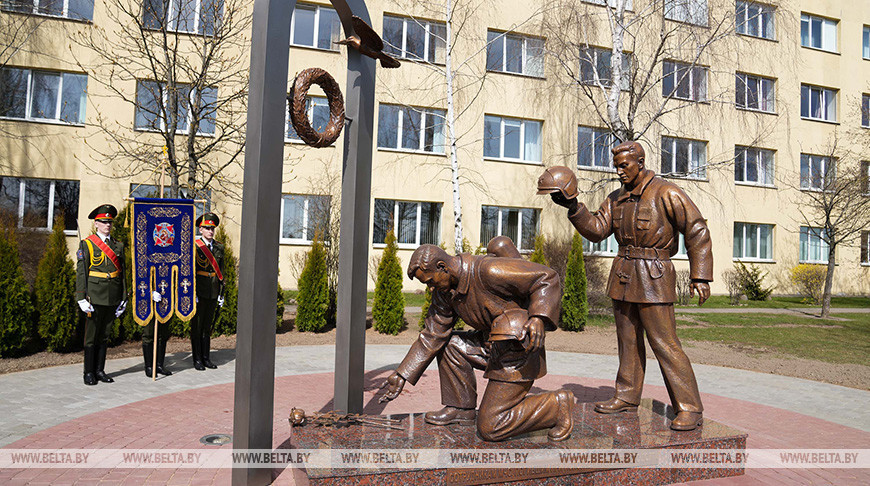 Скульптуру погибшим сотрудникам МЧС открыли в Минске