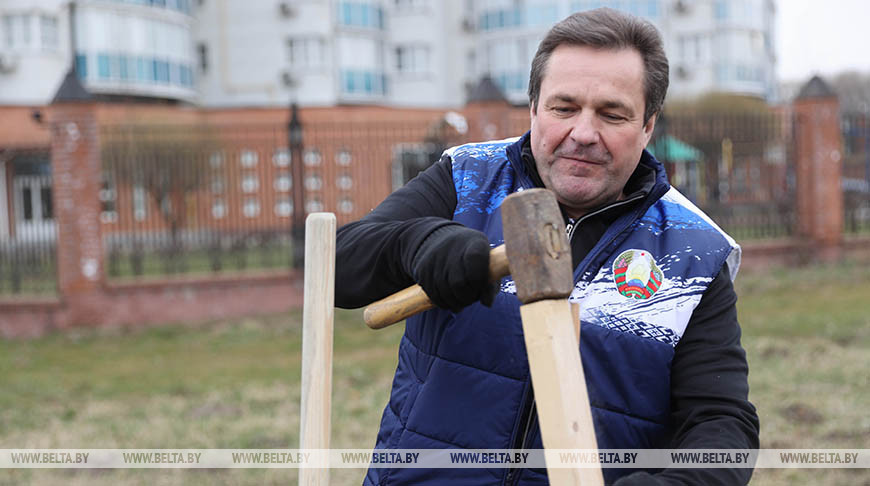 Коллектив Госстандарта высадил ясеневую аллею в Минске