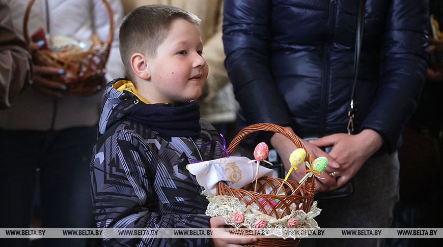 Католики освящают пасхальную пищу