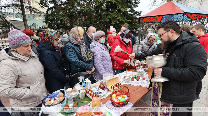 Накануне Пасхи верующие освятили праздничную пищу