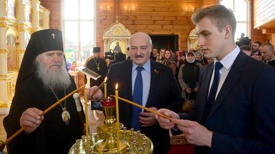 Лукашенко зажег пасхальную свечу в храме Преображения Господня в Копыси