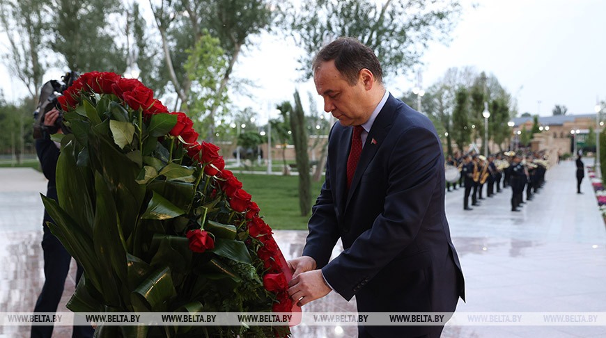 Головченко возложил цветы в Парке Победы в Ташкенте