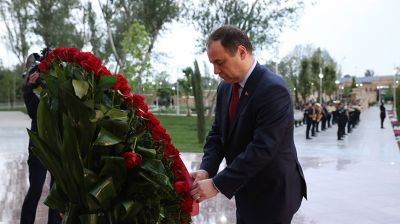 Головченко возложил цветы в Парке Победы в Ташкенте