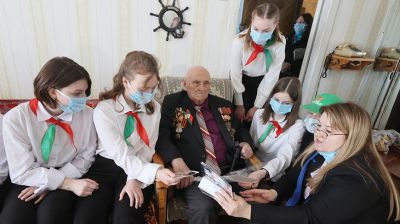 Ветерана войны Павла Козлова из Могилева поздравили с наступающим Днем Победы