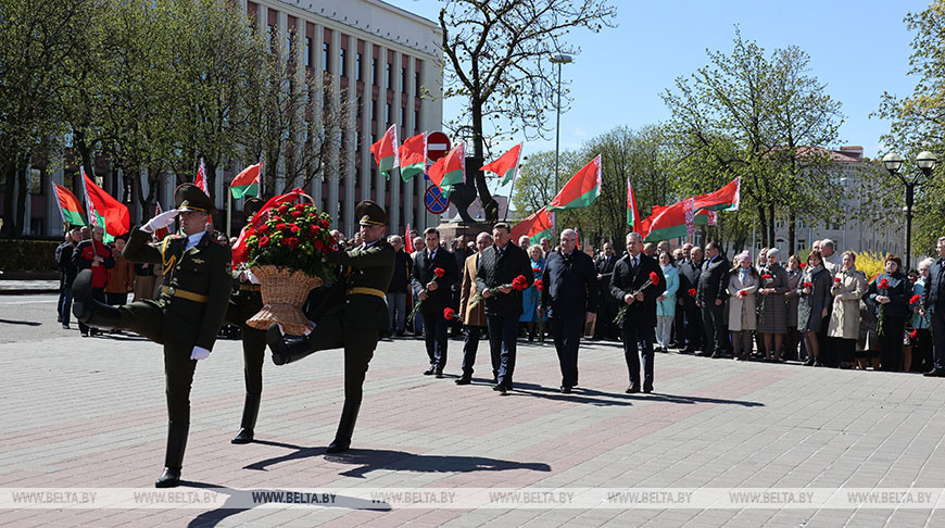 Сотрудники Управления делами Президента возложили цветы к памятнику танку Т-34 в Минске