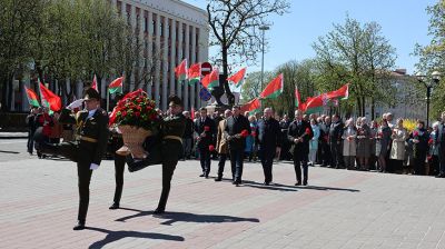 Сотрудники Управления делами Президента возложили цветы к памятнику танку Т-34 в Минске